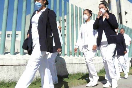 El IMSS pide a enfermeras que eviten salir a la calle con uniforme o ropa de trabajo