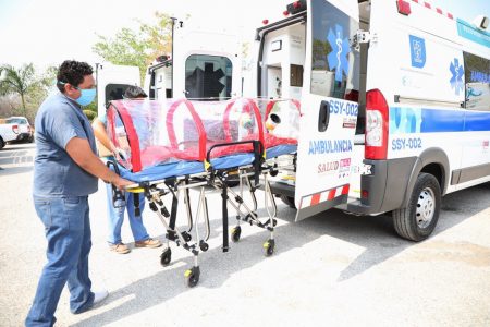 Equipan ambulancias con cápsulas para el traslado de pacientes con Covid-19