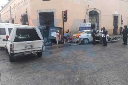 Carambola con puesto de periódicos incluido, en el centro de Mérida