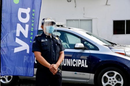 Cadena de farmacias dona 400 caretas para policías municipales