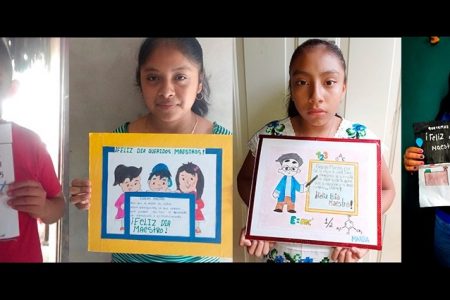 Alumnos de secundaria rural sorprenden a su profesor con emotivos dibujos