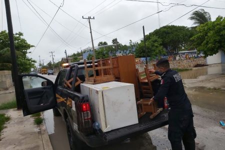 Agentes de la SSP auxilian a familias de Chicxulub y Mérida