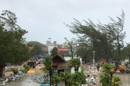 Protesta y arrestos en Puerto Morelos por demolición del kiosco de un parque