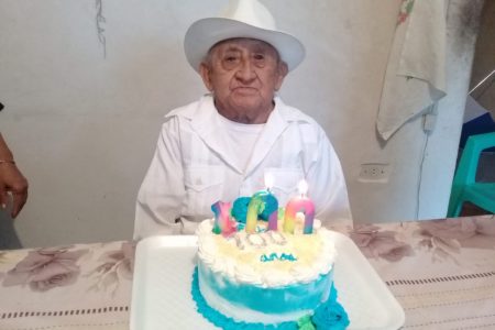 Abuelito de Yucatán llega a los 100 años en medio de dos contingencias