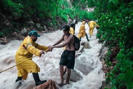 Arriesgado rescate en medio de un aluvión en el sur de Yucatán