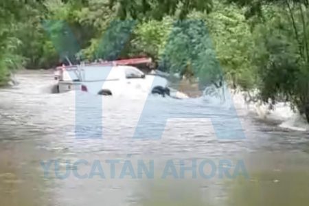 Deslave arrastra camioneta de la CFE en una carretera del sur de Yucatán