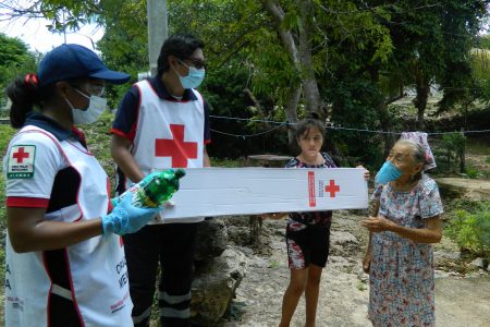 Voluntarios, el corazón de la Cruz Roja, entregan paquetes de limpieza en Dzitás