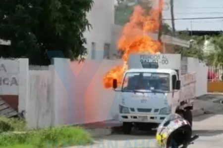 Arde en llamas camioneta con 22 tanques de gas L.P. en la Nueva Pacabtún: ninguno explotó