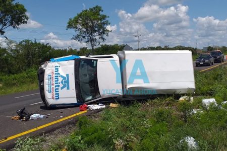 Vuelca una camioneta de Telmex en la Mérida-Cancún