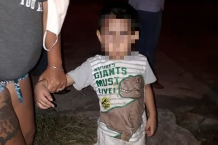 Hallan en la calle a un niño de tres años: dejaron abierta la puerta de su casa