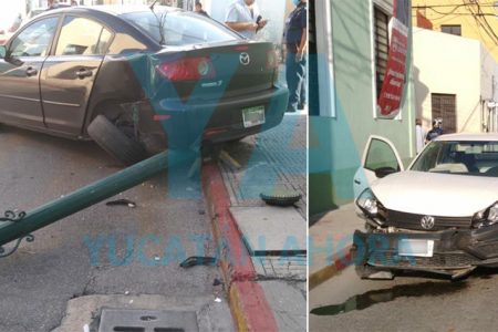 Choque en el Centro de Mérida: dos autos destrozados y un semáforo derribado