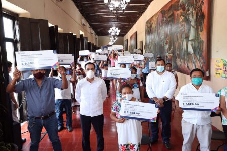 Mauricio Vila entrega apoyos a artesanos del oriente de Yucatán