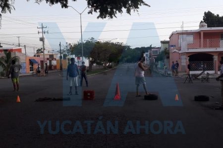 Cierran calles en Pacabtún, en protesta por constantes apagones
