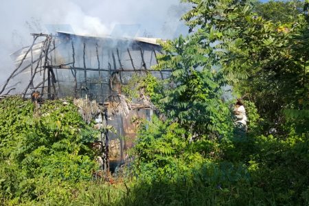 Arde en llamas vivienda abandonada: se queman cajas de plástico
