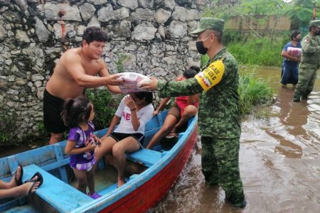 Ejército Mexicano apoya con distribución de despensas en  Cosgaya, Komchén y Xcunyá