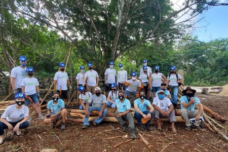 Voluntarios de Estados Unidos construyen Oficina del Caminante en Yucatán