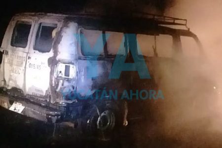 Incendio consume un taxi en la Mérida-Muna