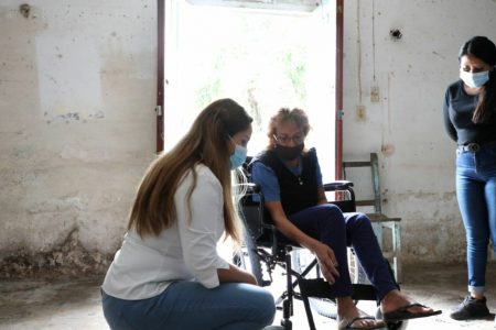 Entregan aparatos de movilidad a abuelitos y a personas con discapacidad