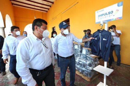 Continúa la distribución de chamarras de ‘Impulso Escolar’ en Yucatán