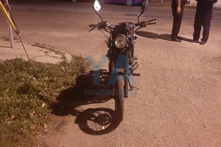 Atropella una moto y envía al hospital a tres jóvenes, en Chenkú