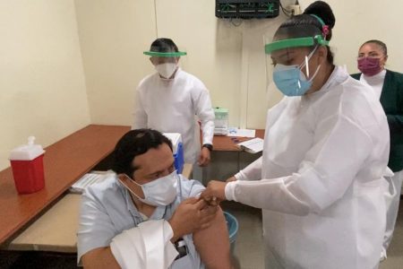 El IMSS inicia la vacunación de su personal de salud en Yucatán
