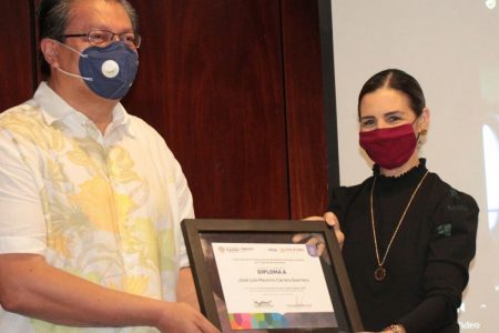 Mauricio Carrera recibe Premio Nacional de Cuento ‘Beatriz Espejo’ 2020