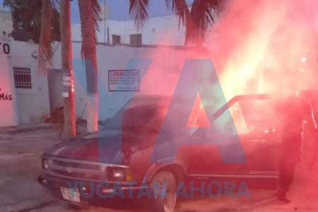 Se quema su camioneta en calles de Francisco de Montejo
