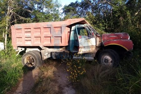 Tractocamión saca del camino a un volquete en la Mérida-Cancún: un muerto