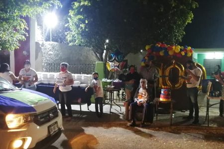 Singular festejo de centenario abuelito en histórica zona de Mérida
