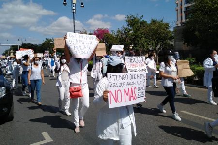 Pasantes de medicina exigen seguridad laboral: marchan por Karla y Mariana