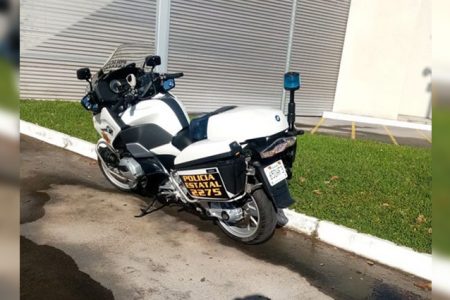 Policía se hace viral por hacerla de mecánico y salvar a motociclista