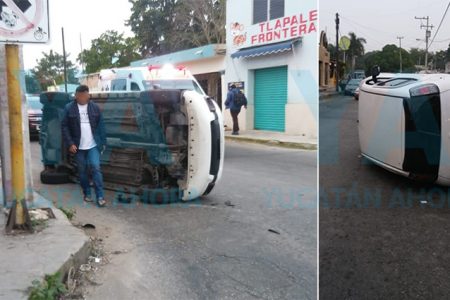 Semaforazo con volcadura deja tres heridos en el centro de Mérida