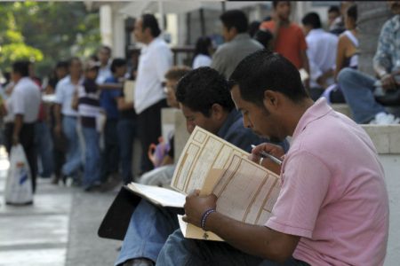 Población ocupada baja 2.4 millones de personas en México