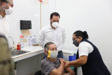 El Gobernador Mauricio Vila supervisa la vacunación a los adultos mayores de Umán