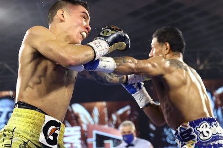 Óscar Valdez derrota por KO al Alacrán Berchelt y es el nuevo campeón del mundo