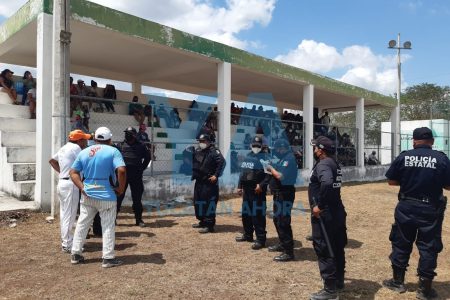 Por aglomeración, cancelan partido de béisbol en poblado de Izamal