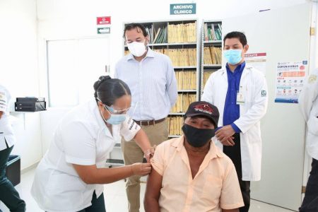 Comienzan a vacunar contra Coronavirus a adultos mayores de Kaua