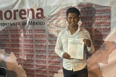 Ernesto Alonzo solicita su registro como candidato de Morena a la alcaldía de Río Lagartos