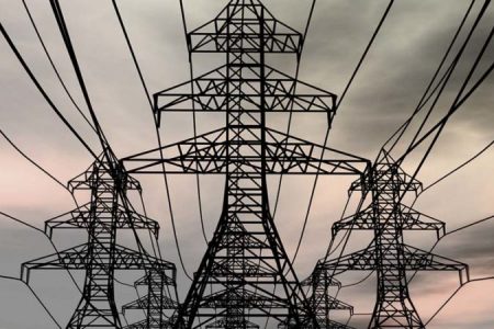 Juez suspende reforma eléctrica de AMLO recién aprobada