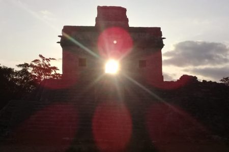 Kin, dios maya del Sol, marca el inicio de la primavera en Dzibilchaltún