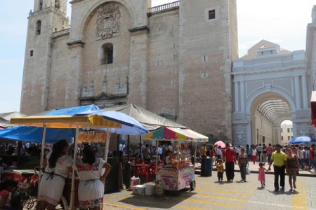 Vendedores de antojitos de Mérida en Domingo quieren volver a vender; les dicen que aún no es tiempo