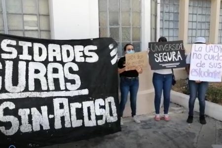 Manifestación contra el acoso a la alumnas en la Facultad de Medicina de la Uady