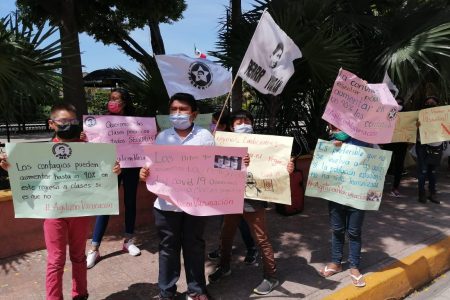 Jóvenes protestan para exigir la vacuna contra el Covid-19