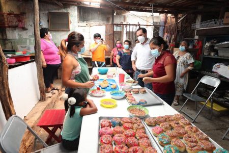 Mauricio Vila visita una panadería tradicional en Maxcanú