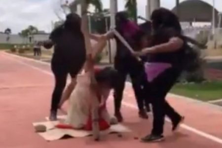 Polémico vía crucis en Tabasco: utilizan mujeres encapuchadas para golpear a Jesús