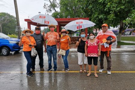 Bajo lluvia, pero firme con su propuesta el candidato a la alcaldía de MC en Valladolid