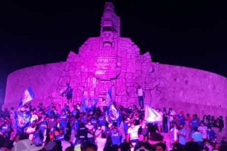 Los aficionados del Cruz Azul arman fiesta en el Monumento a la Patria
