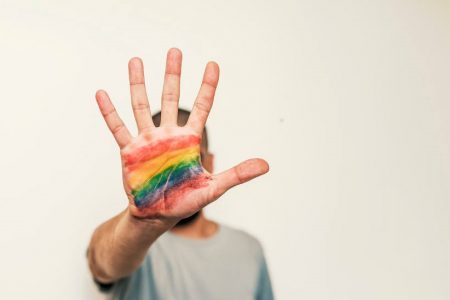Sancionarán a quien realice terapias para “corregir” a comunidad LGBT en Yucatán
