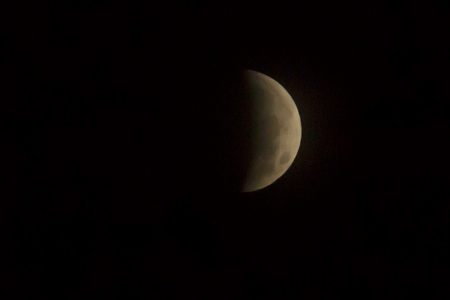 Franja de nubes impide ver la totalidad del eclipse de Luna