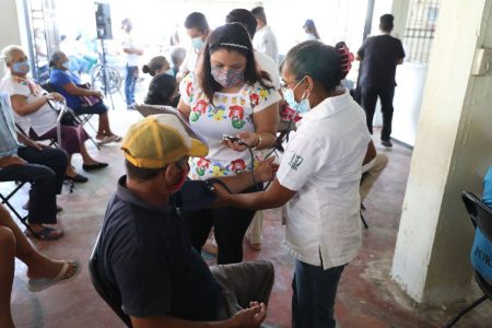 Anticipan para este fin de semana la vacunación a personas de 50 a 53 años en Mérida